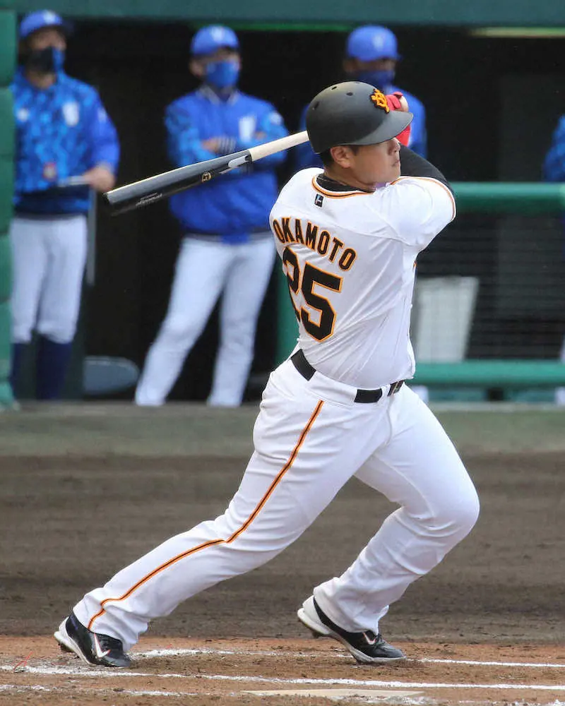 【画像・写真】巨人・岡本和　実戦3打席目で初安打　塁上で笑顔も