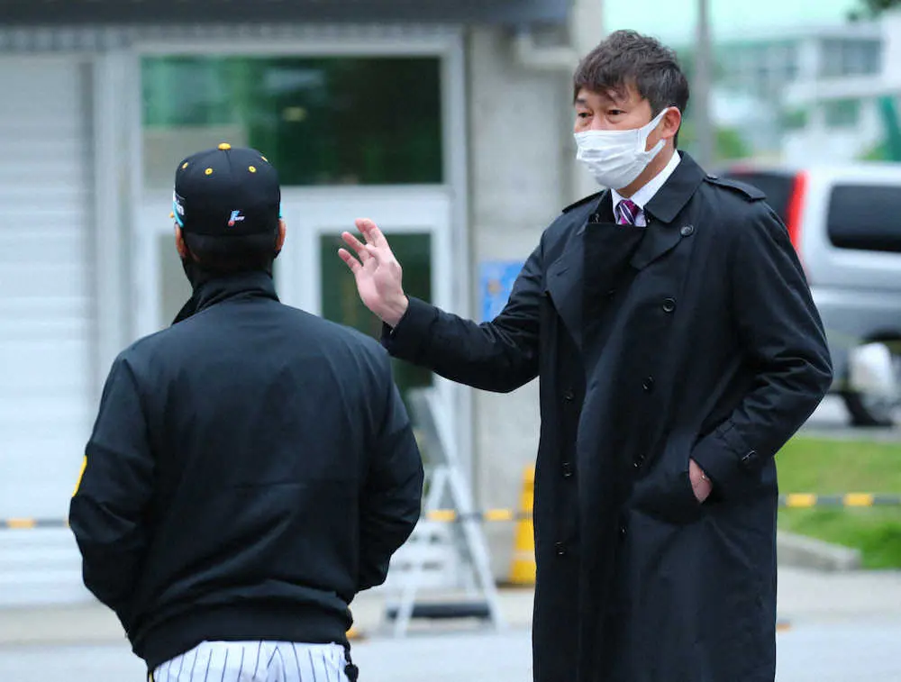 【画像・写真】藤井彰バッテリーコーチと話す新井貴浩氏（撮影・後藤　大輝）　
