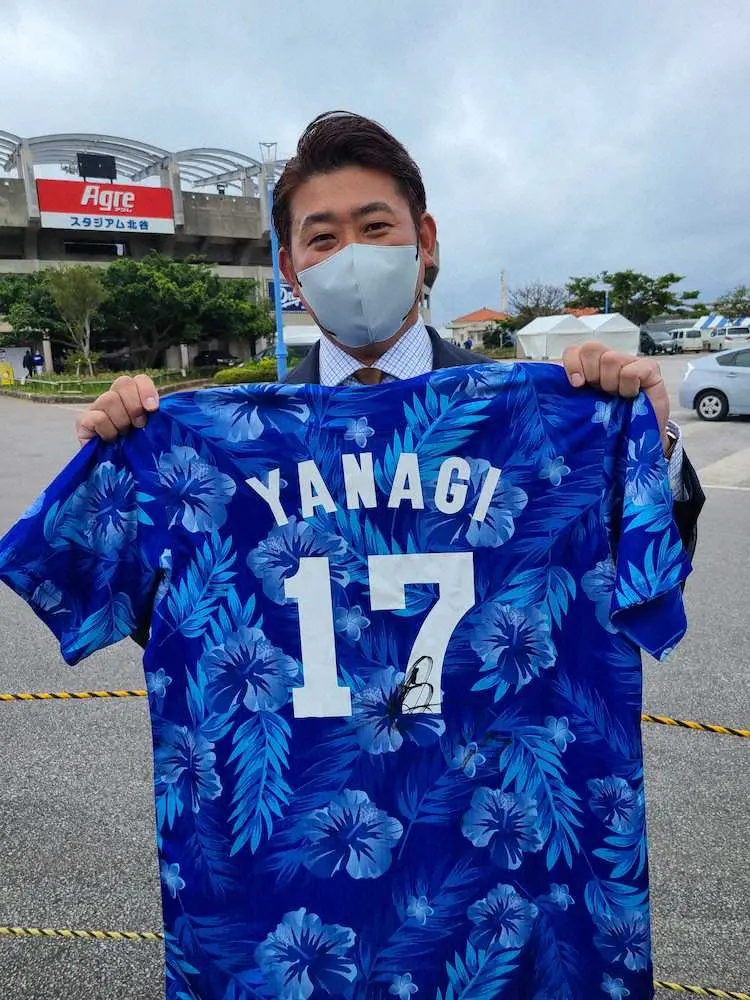 【画像・写真】松坂大輔氏が古巣・中日キャンプを2度目の訪問　恒例のグッズ購入は柳、小笠原のユニホームなど