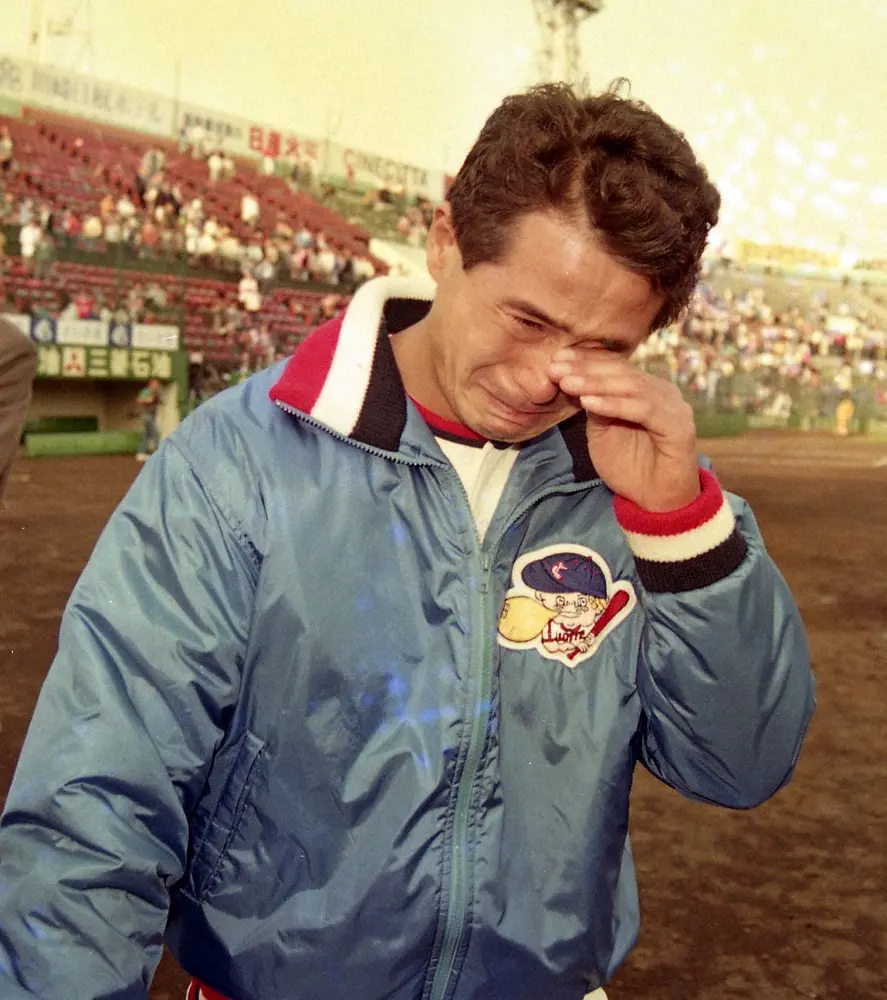 1990年、ロッテで速球派投手として先発を任されていた小川博受刑者。写真は西武2回戦に勝利し男泣き