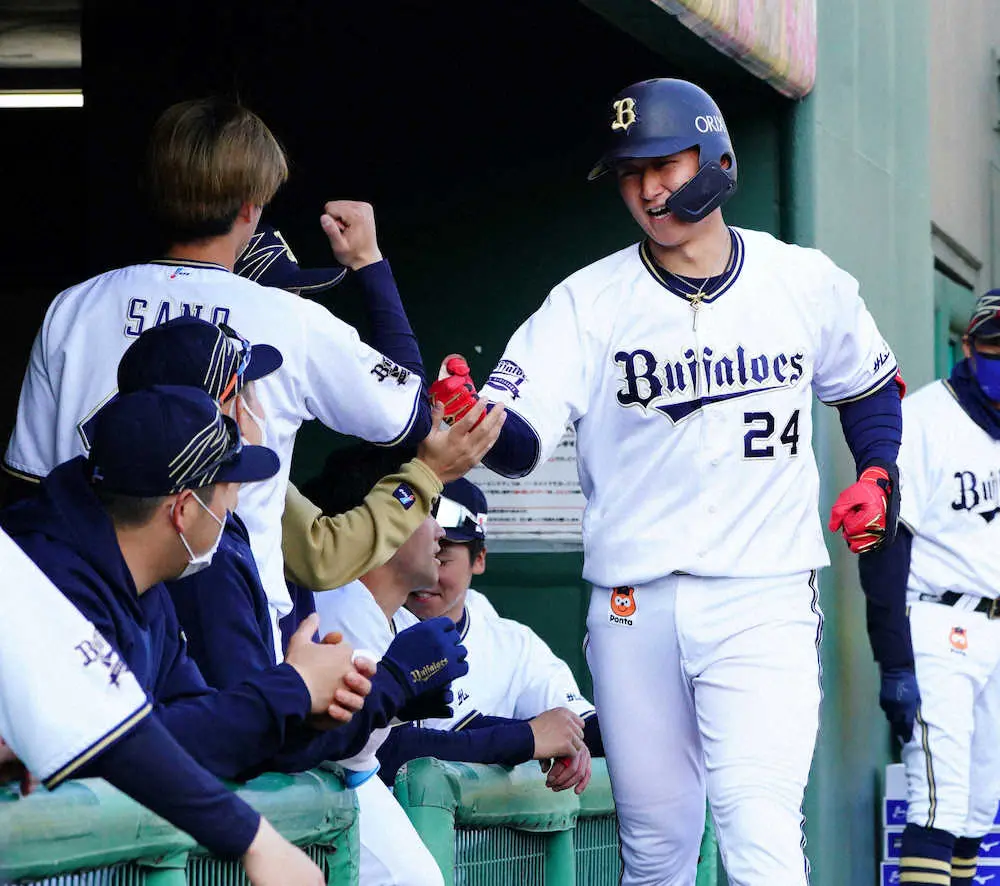 【画像・写真】＜オ・ロ＞8回1死、紅林弘太郎は左越えソロを放ち、ベンチのナインに迎えられるに（撮影・井垣　忠夫）