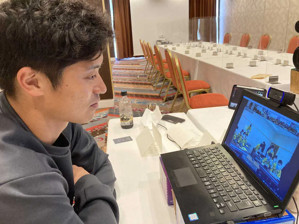 【画像・写真】＜阪神キャンプ＞養父中生徒会主催のオンライン講演会に参加した坂本（球団提供）