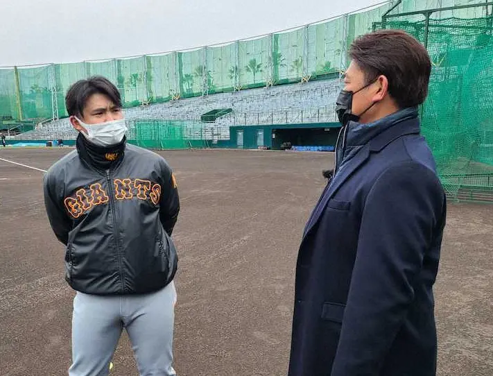 【画像・写真】松坂大輔氏、“世代”の巨人・杉内3軍コーチと再会　高卒ルーキーの投球も熱心にチェック