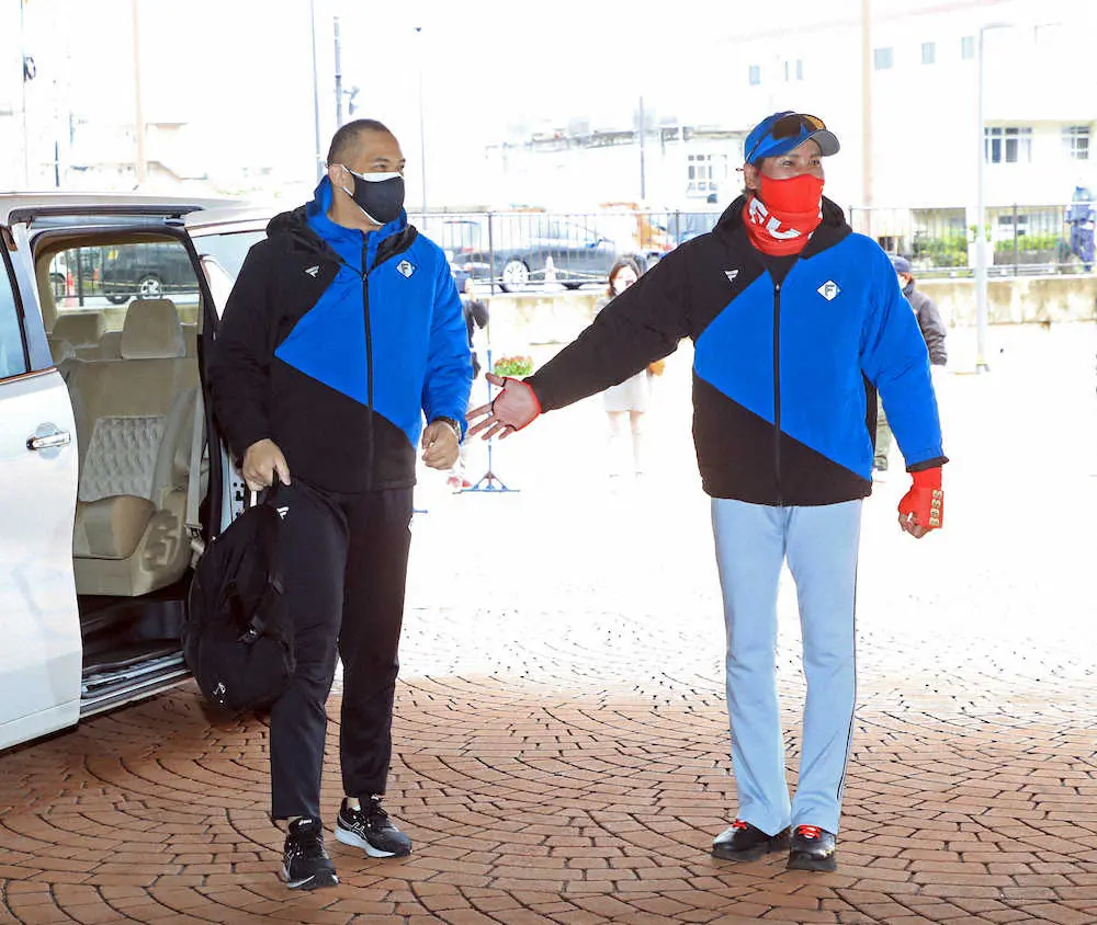 【画像・写真】室伏長官が臨時コーチ　新庄ビッグボス「明日からボールが潰れ始める」