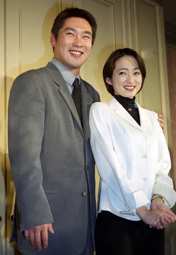 2000年、ツーショット結婚会見で笑顔の元木大介（左）と大神いずみ