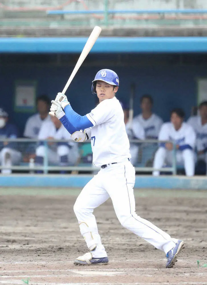 【画像・写真】＜2軍練習試合　中・D＞9回　1死満塁　空振り三振に倒れる根尾（撮影・成瀬　徹）