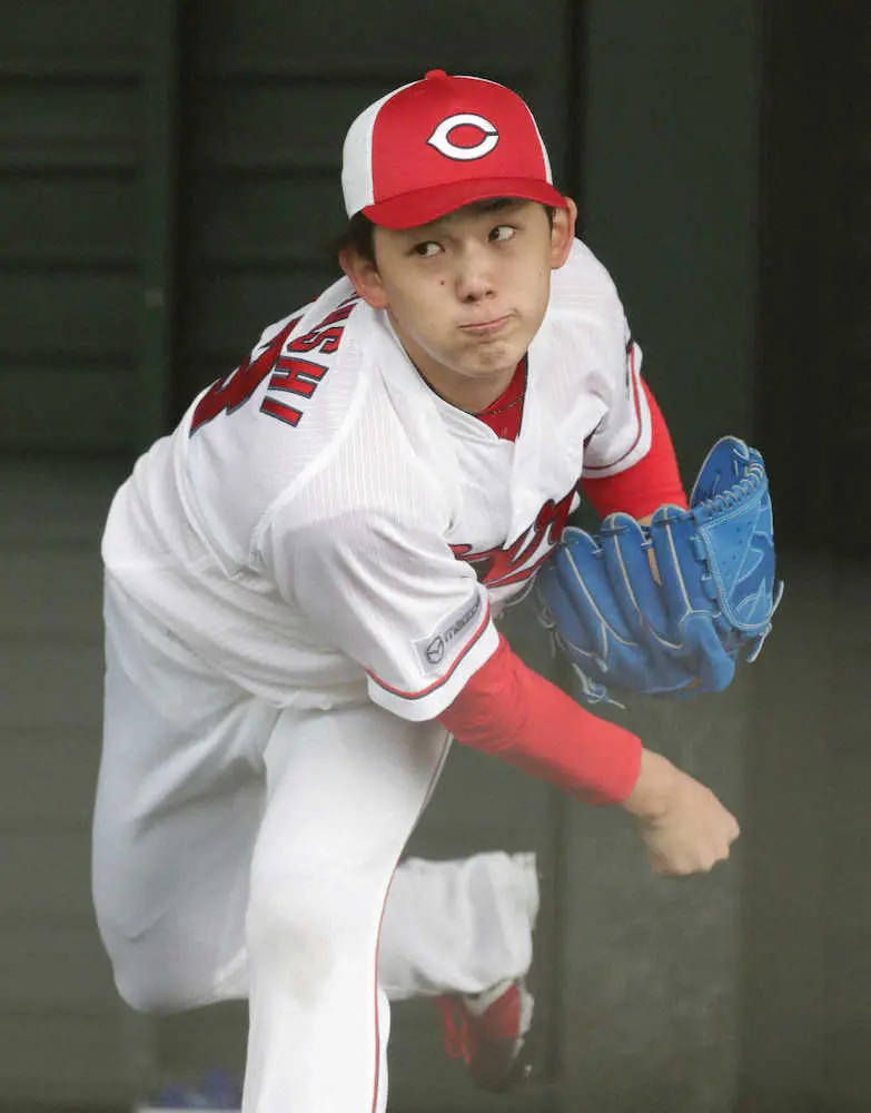 【画像・写真】ブルペンで投げ込む小林（2月21日撮影・坂田　高浩）