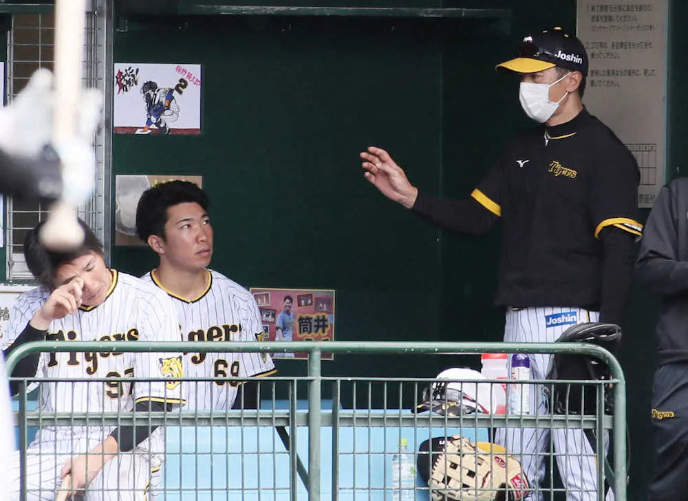 【画像・写真】＜阪神宜野座キャンプ・紅白戦＞矢野監督（右）は5回を投げ終えた石井にアドバイスを送る（撮影・岩崎　哲也）