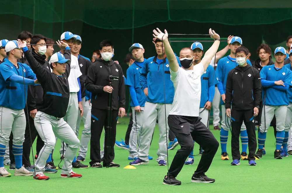 【画像・写真】日本ハム　室伏臨時コーチから腰の爆発力指導　新庄ビッグボス「ボールが割れないか心配」