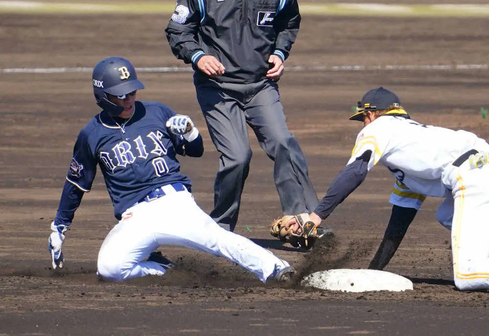 【画像・写真】＜オープン戦H・B＞2回2死一塁、渡部遼人は盗塁を決める（撮影・井垣　忠夫）