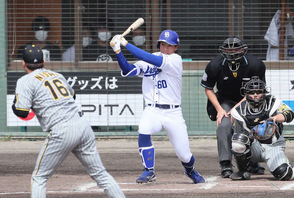 【画像・写真】＜オープン戦　中・神＞1回無死、岡林が右翼線二塁打を放つ（撮影・岩崎　哲也）