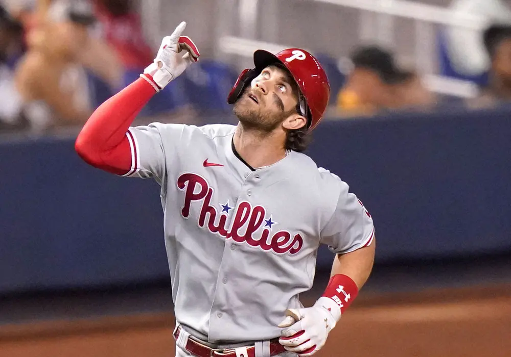 【画像・写真】フィリーズ・ハーパー　巨人“ユニホーム姿”で「話をしよう」　労使交渉難航でイライラ爆発！？