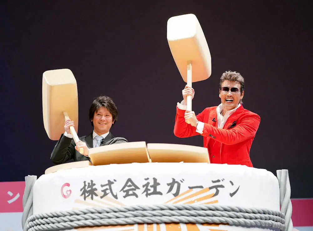 【画像・写真】新庄監督　ド派手真っ赤スーツでイベント登場「きょうは襟折って」　鏡開きでは悲鳴「早く！五十肩が」