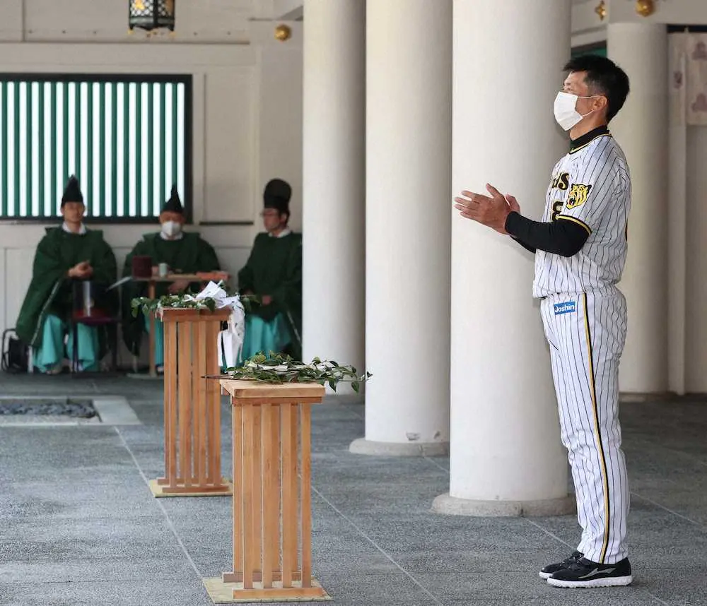【画像・写真】西宮神社で必勝祈願する矢野燿大監督は玉串を奉納する（代表取材）