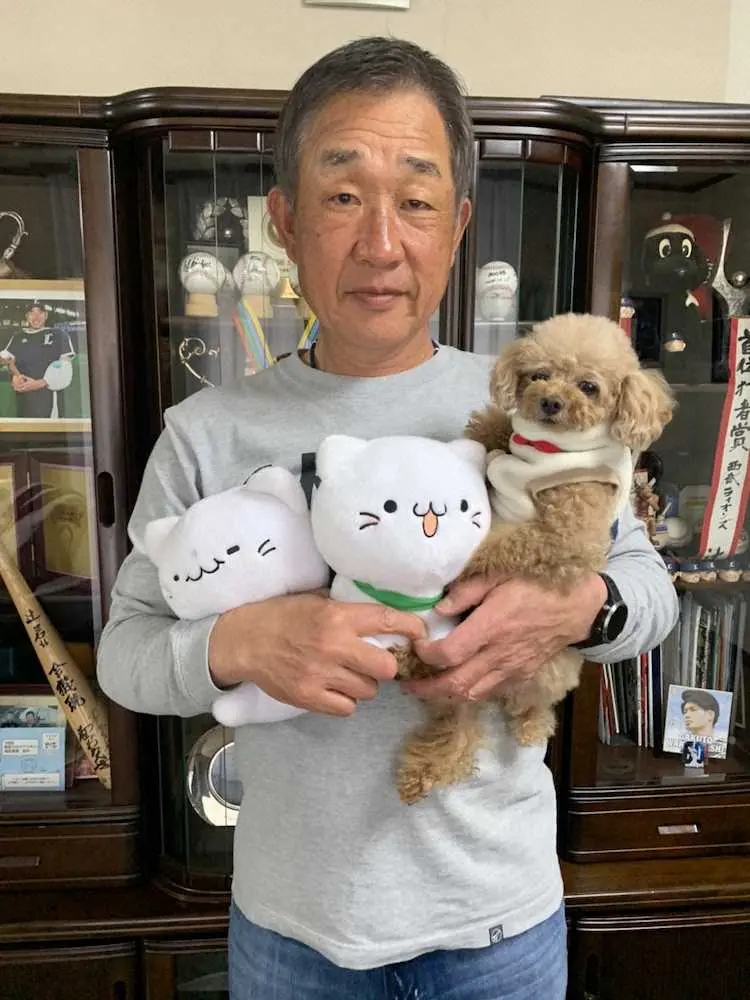 【画像・写真】西武・辻監督がぞっこんぶりを披露　猫型の「ベルーナ」ゆるキャラとは…
