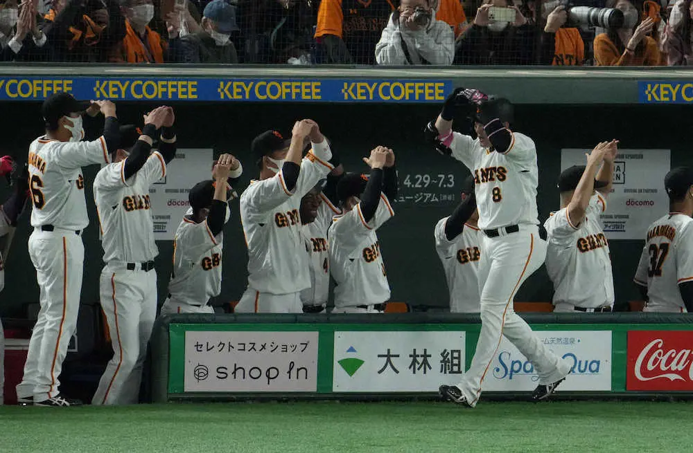 【画像・写真】巨人・丸　OP戦初アーチは西武開幕投手・高橋光成から！　初回先頭打者アーチで“丸ポーズ”