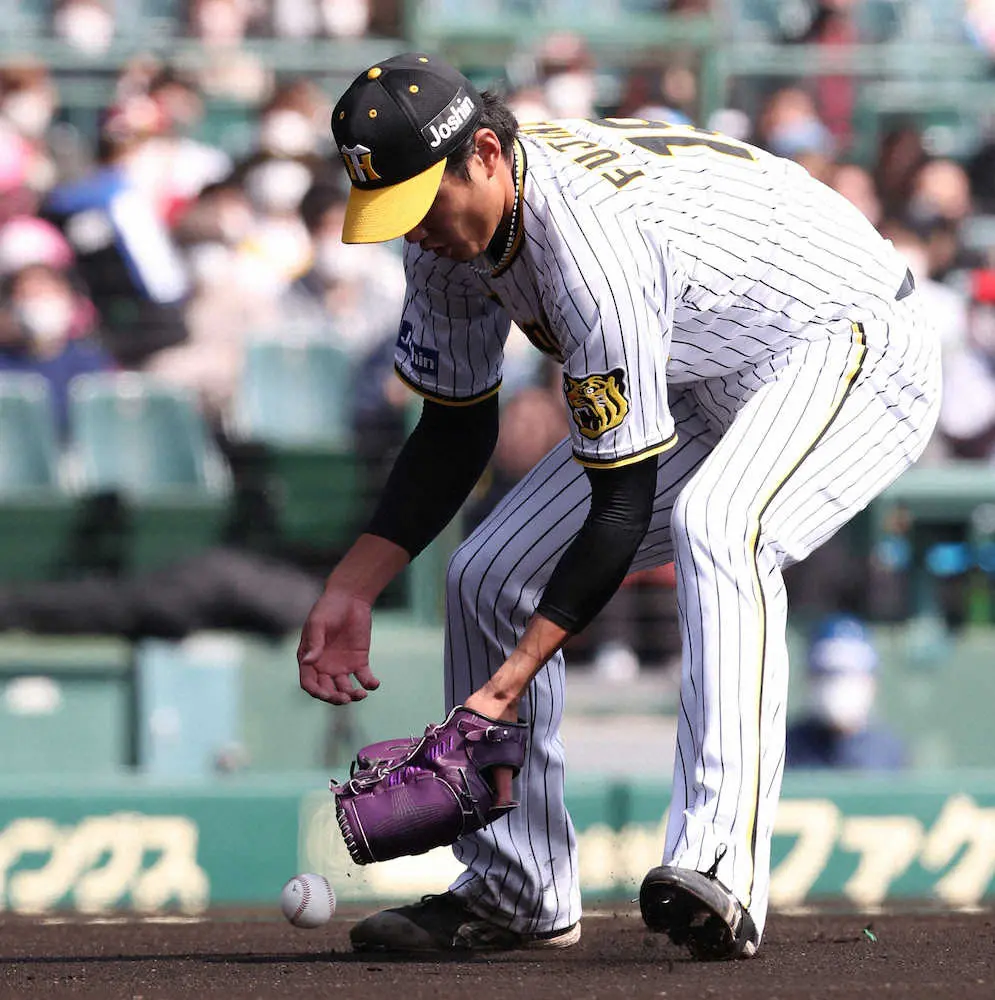 【画像・写真】初回、山崎の送りバントを失策する藤浪