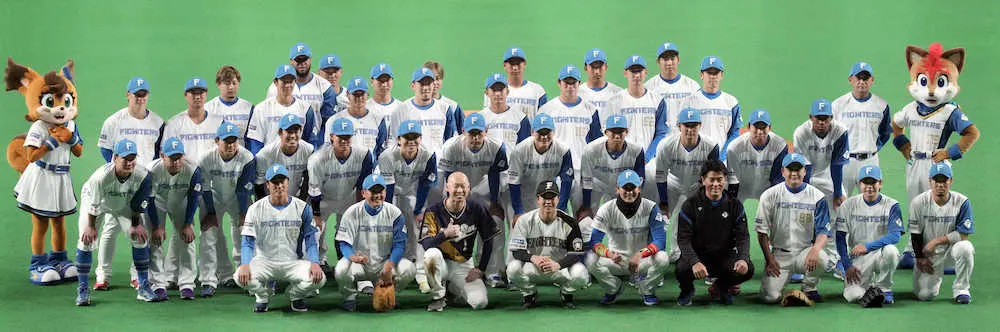 【画像・写真】元日本ハム・鶴岡慎也氏「日本シリーズでいい試合を繰り広げることを」試合前の引退セレモニーで感謝