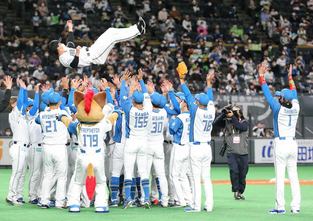 【画像・写真】元日本ハム・鶴岡慎也氏　引退セレモニーで最後の送球　ダルからもメッセージ