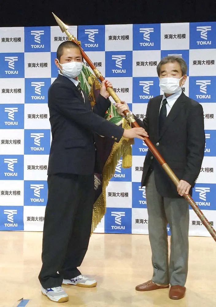 選抜高校野球大会の主催者に優勝旗を返還する東海大相模の松山主将（左）