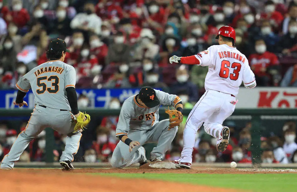 【画像・写真】＜広・巨＞7回、ベースカバーに入った広岡が捕球ミスして西川の出塁を許す　（撮影・白鳥　佳樹）