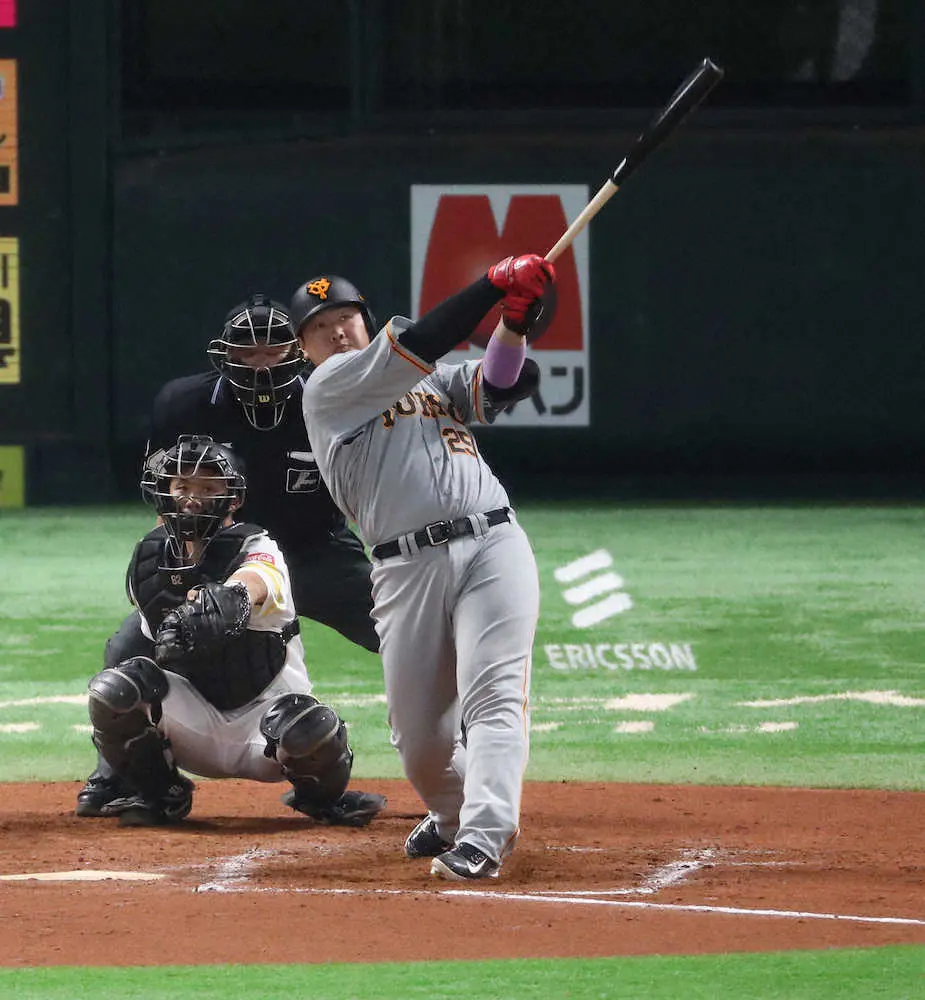 【画像・写真】これが2年連続セ2冠王の一発だ！　巨人・岡本和が又吉撃ち4号ソロ　OP戦トップに並ぶ