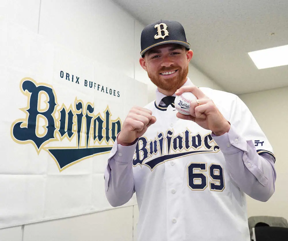 【画像・写真】オリ新外国人のビドルが入団会見　1メートル96の長身左腕　福良GM「後ろを任せられるかな」