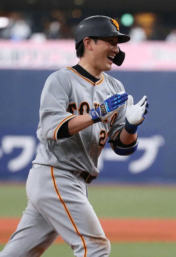 【画像・写真】巨人・小林誠司　今度は反撃のろしの1号ソロ！　3打席連続安打で打率・750　本人も原監督もスマイル！