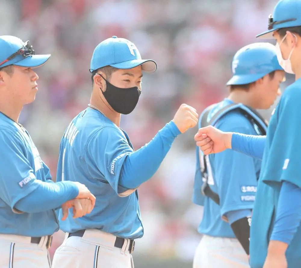 【画像・写真】日本ハム・新庄監督　今度は初一塁コーチ　監督は近藤に任せる