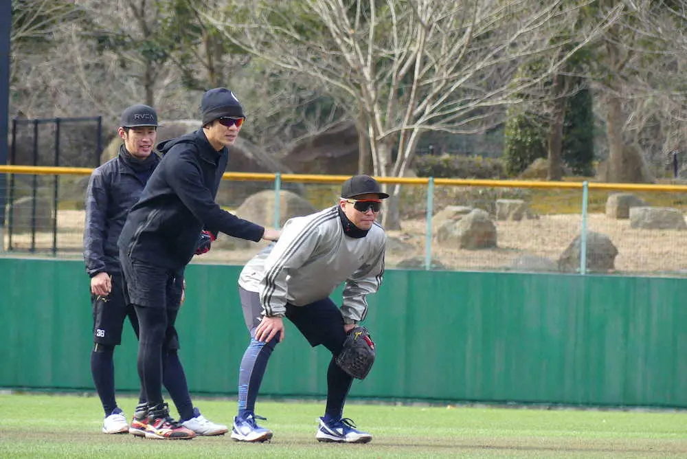 【画像・写真】選手を指導する西岡兼任監督（左から2人目）　（C）福岡北九州フェニックス