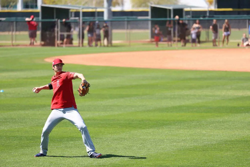 【画像・写真】エンゼルス大谷　キャンプ初日から全開、フリー打撃43スイング中柵越え8本　140メートル特大弾も