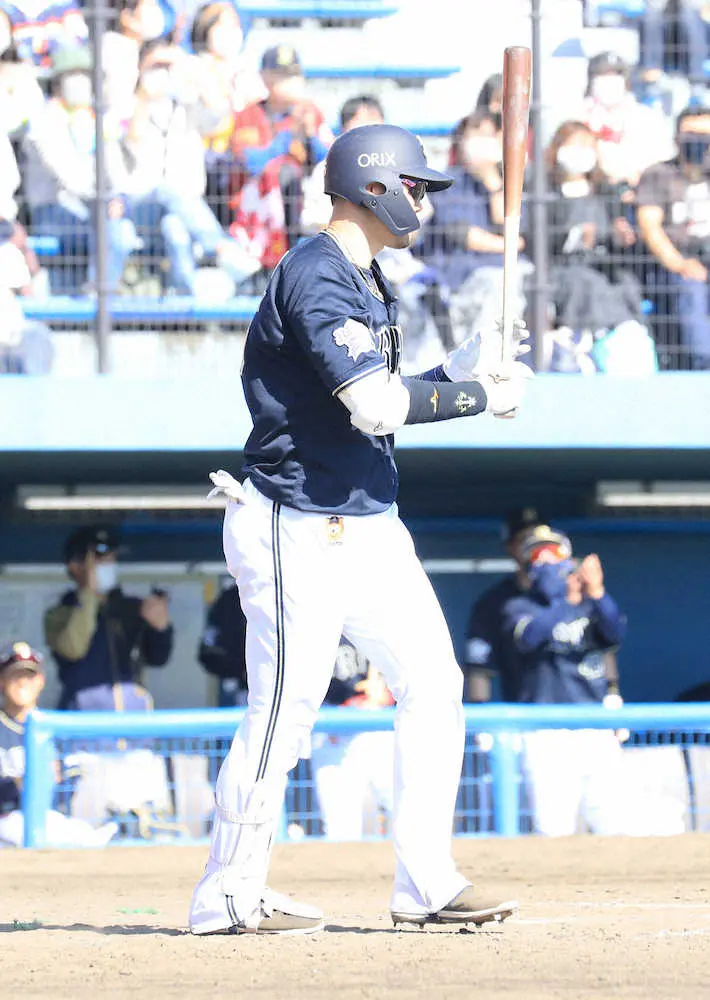 【画像・写真】＜楽・オ＞4回、Tー岡田が押し出しの四球を選ぶ（撮影・篠原　岳夫）