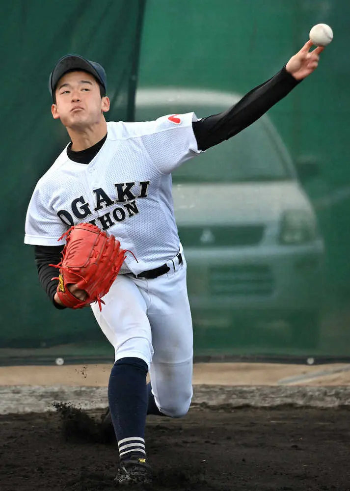 【画像・写真】投球練習する大垣日大の五島幹士投手