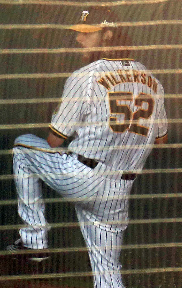 【画像・写真】鳴尾浜でブルペン入りしたウィルカーソン