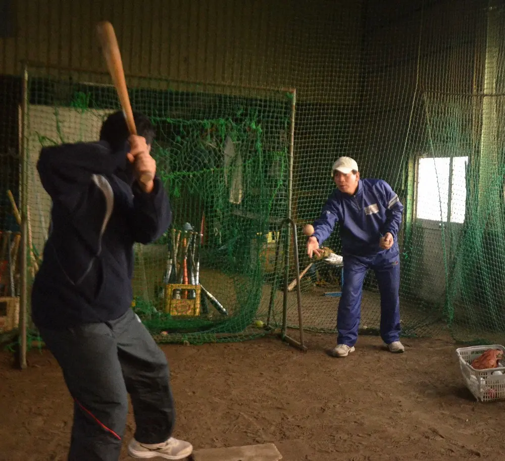 【画像・写真】2018年、ティー打撃を指導する中央中教校・松本監督