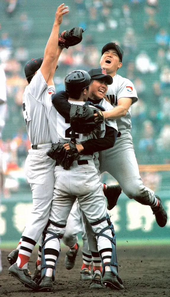 1998年、第70回センバツ高校野球で優勝しマウンド上で喜びを爆発させる松坂大輔（中）、小山良男に抱きつくナイン