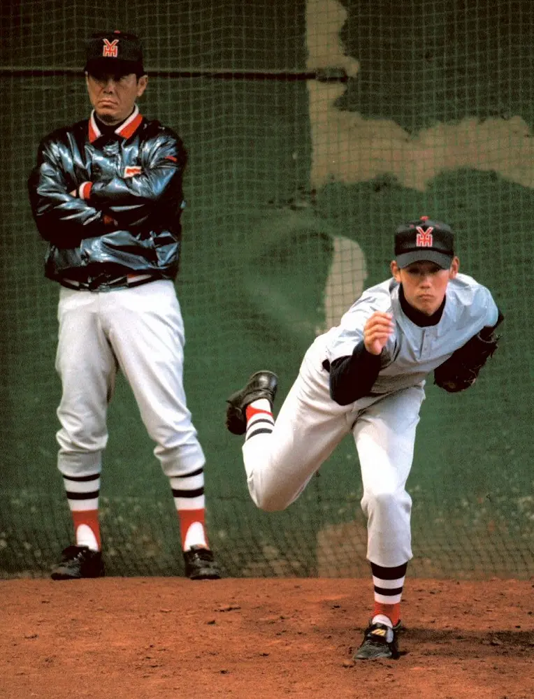 1998年、渡辺元智監督（左）の見守る中、直球とカーブを投げ込む松坂大輔