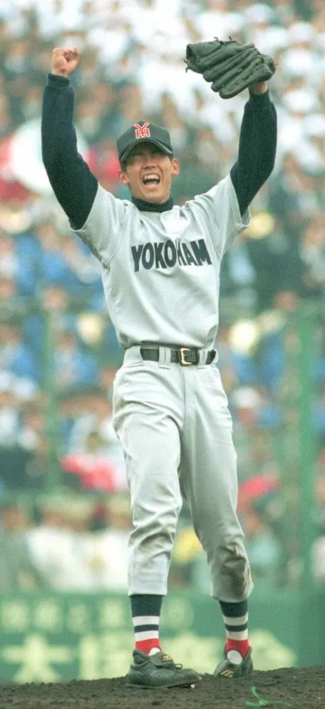 1998年4月8日、センバツで優勝しガッツポーズした横浜・松坂大輔