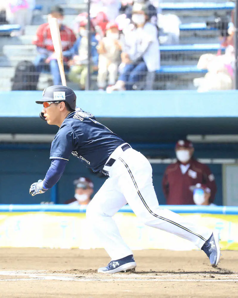 【画像・写真】＜楽・オ＞初回、吉田正が中前打を放つ（撮影・篠原岳夫）