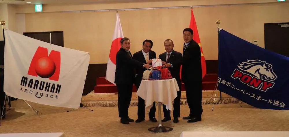 【画像・写真】ポニーリーグがベトナムにリメイクグラブ300個を贈呈　SDGs活動から広がる野球普及の輪