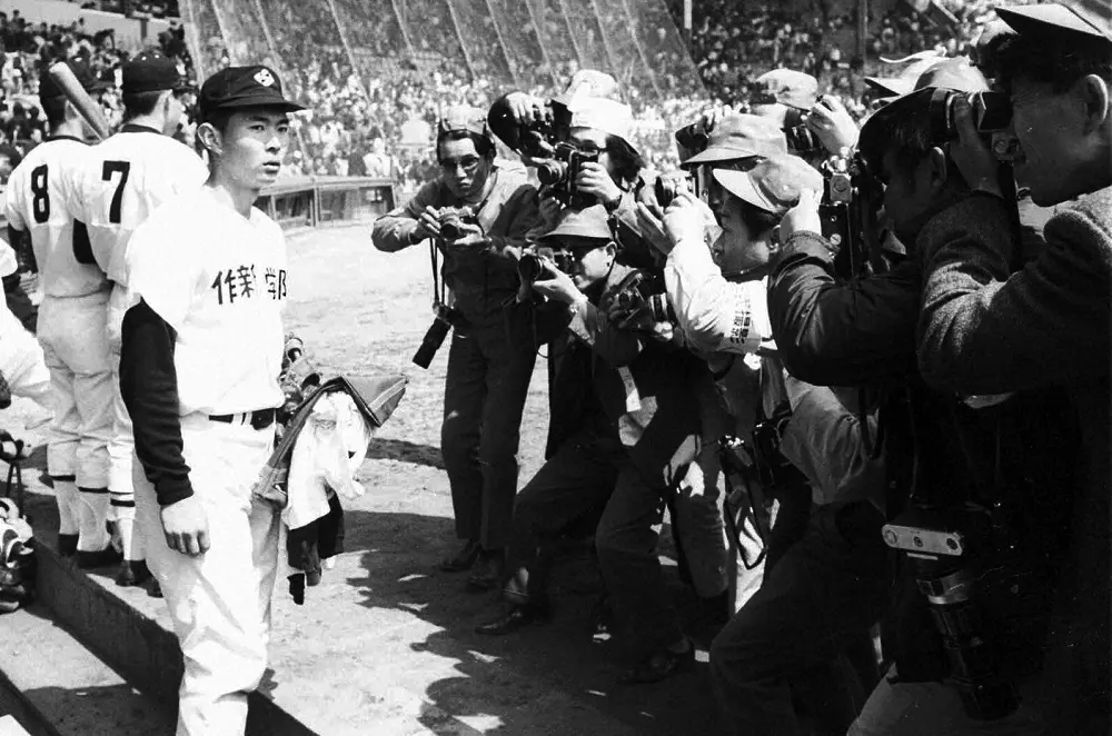 1973年、準決勝・広島商戦でカメラの放列に囲まれる作新学院・江川卓