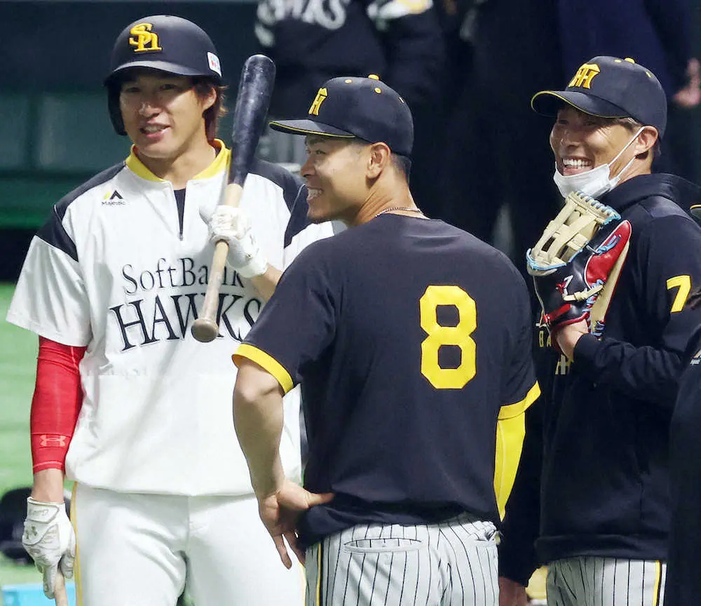 試合前練習中に談笑する（左から）ソフトバンク・柳田、阪神の佐藤輝、糸井