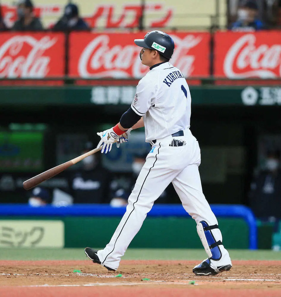 【画像・写真】西武・栗山がオープン戦1号　「シルク打法」で「厳しいコースだったが振り抜けた」