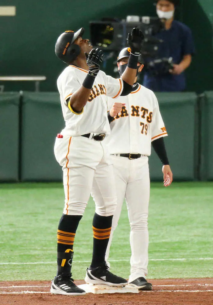 【画像・写真】巨人・ポランコ　待望の来日初安打はマー君から！　4試合11打席目で出た　原監督も思わず拍手