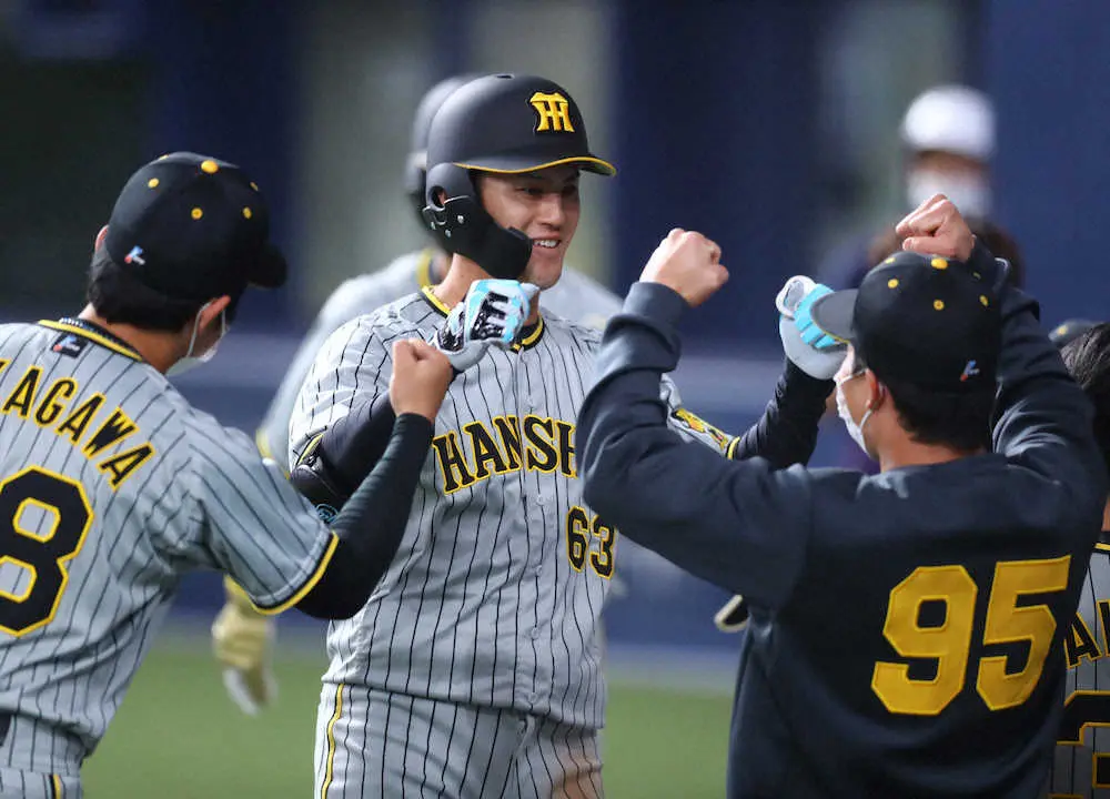 【画像・写真】＜練習試合　オ・神＞　5回1死一塁、板山は右越えに2点本塁打を放ちベンチのナインとハイタッチ　（撮影・後藤　大輝）