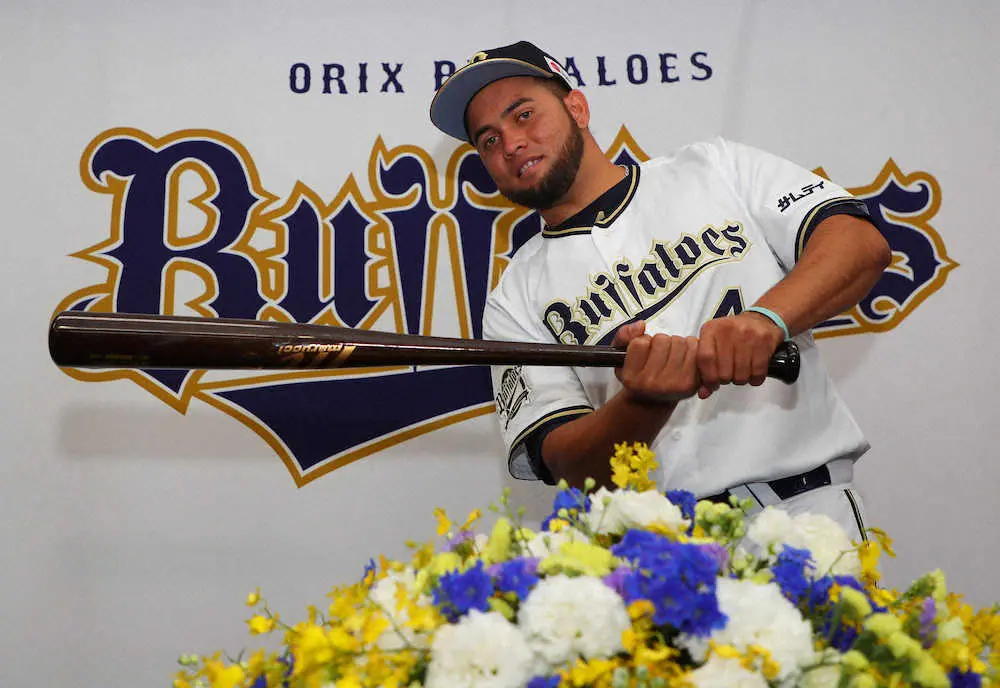 【画像・写真】オリックスへの入団会見を行ったブレイビック・バレラ
