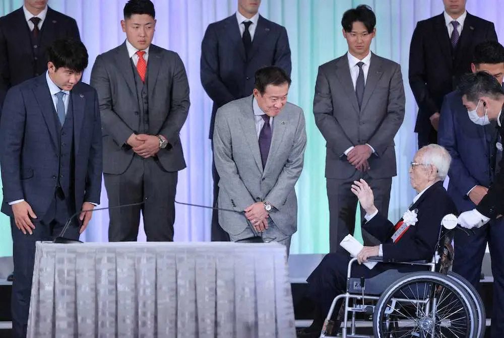 【画像・写真】巨人2年ぶり奪冠へ、渡辺主筆「頑張っていただきたい」　3年ぶり「激励会」にミスターらと出席