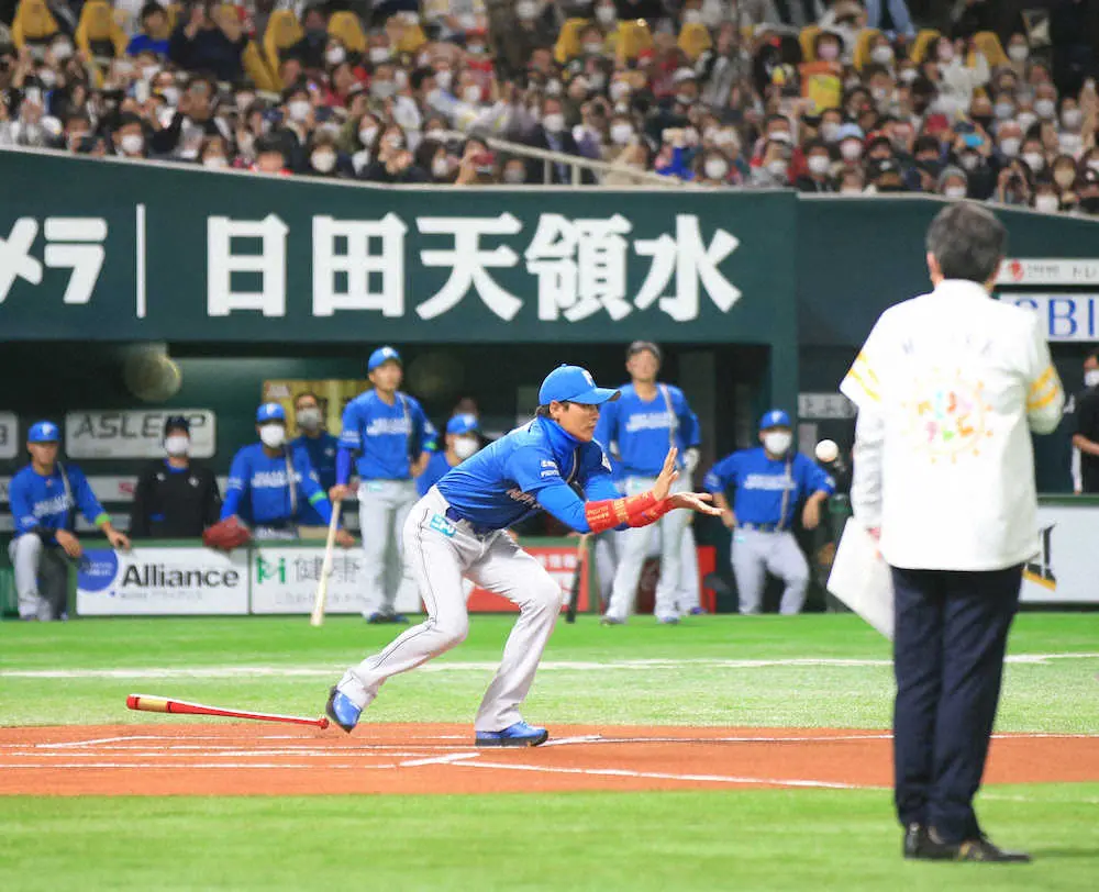 【画像・写真】新庄BIGBOSS“代打、俺”　1番・今川と代わって打席に立ち始球式盛り上げた