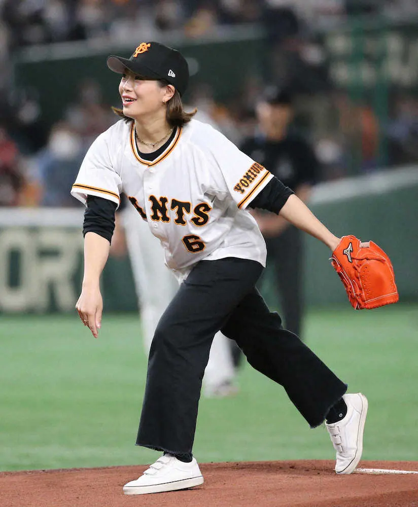 【画像・写真】スノーボード五輪銅の冨田せな　見事なノーバン始球式「しっかりと投げられた」、国歌独唱はmiwa