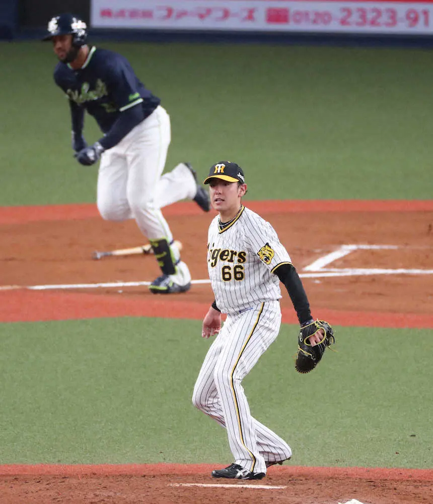 【画像・写真】＜神・ヤ（2）＞6回2死満塁、サンタナに先制の2点適時打を打たれた小川（撮影・大森　寛明）